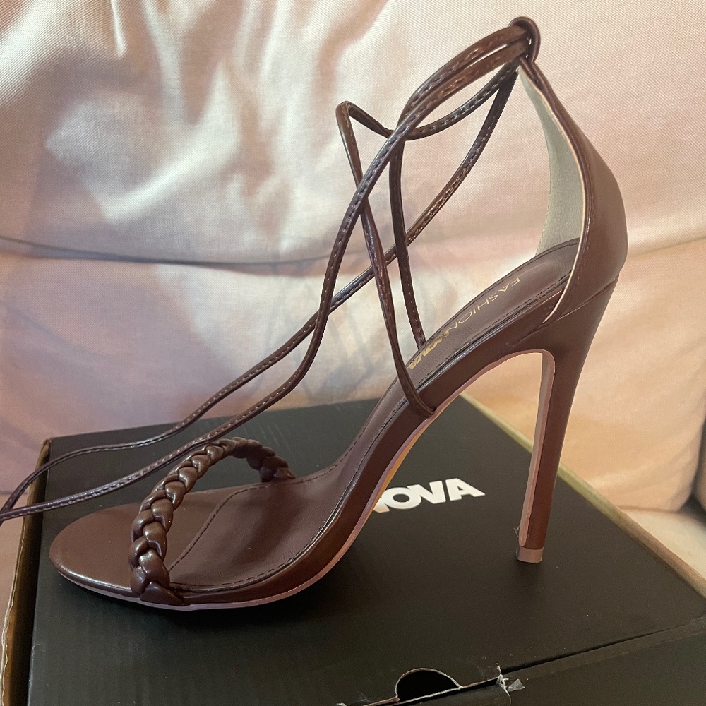 Adorable brown strappy heels!